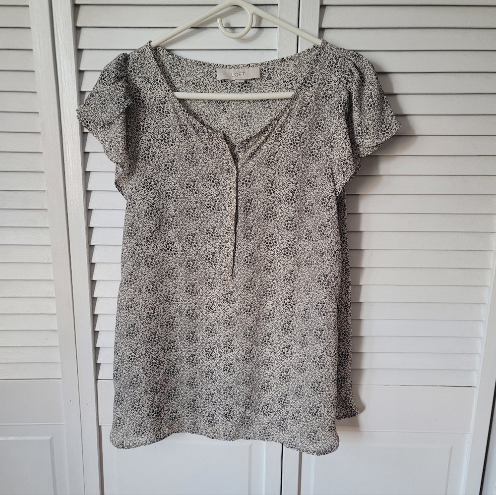 LOFT Patterned Blouse w. Ruffle Sleeves, Size M